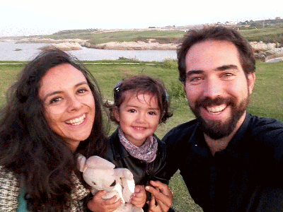 Gabriela y Jorge, creadores de Tronkit, fabricando juguetes artesanales de madera